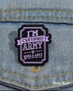 BTS pin metalico