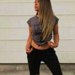 la modelo melanie rose usando un polo de acdc