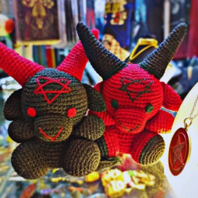 peluche de diablo hecho en crochet