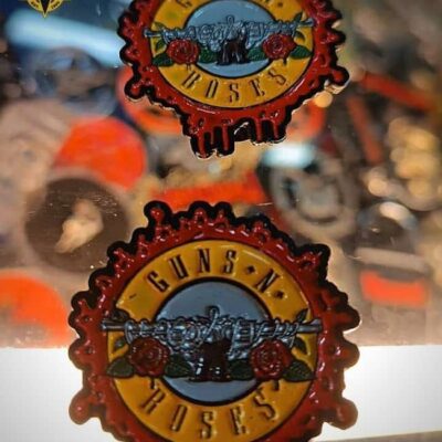 pin metalico de guns n roses