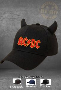 ACDC cuernos en gorra