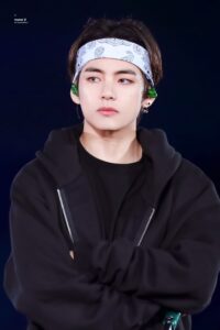 BTS V Taehyung bandana blanca
